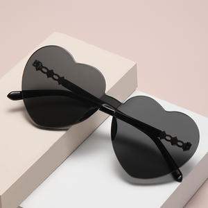 Lunettes de soleil en forme de cœur, monture noire, verres PC UV400, tendance pour les fêtes et les spectacles sur scène - Product Image 2