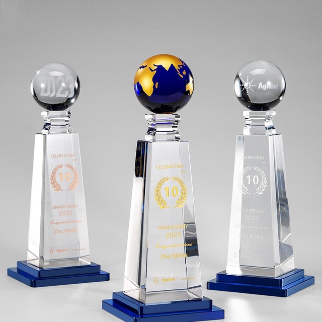 Manufacturer Trophy Earth 3D Laser Engraved Crystal Glass Trophy Awards Custom Earth Crystal Award Trophy for Business Gift