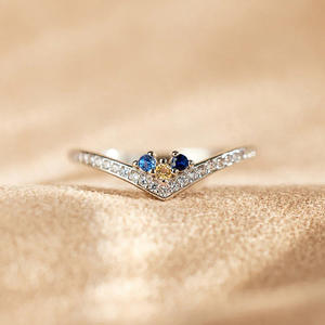 Anillo de Tres Piedras T0560, Oro Blanco, Zafiro Corte Brillante Redondo, Engaste Pavé, Anillos Finos de Compromiso para Mujer - Product Image 3