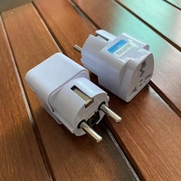 Adaptateur de voyage Cantell 250V 10A en ABS avec prise EU auto-terrestre pour le Royaume-Uni et l'UE
