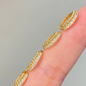 อาซูโอ 18K ทองคำแท้สีเหลือง Au750 เพชรธรรมชาติแท้ 0.20 กะรัต ต่างหูแฟชั่นทรงห่วง ของขวัญสำหรับผู้หญิง งานแต่งงาน งานปาร์ตี้ ใส่ได้ทุกวัน - Product Image 4