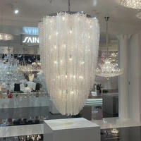 Long escalier de salon contemporain vintage grand plafond éclairage suspendu grand led luxe hôtel moderne lustres en cristal