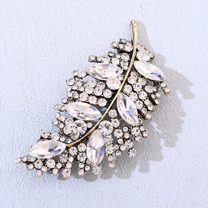 Nueva joyería de moda broche de hoja con incrustaciones de diamantes broche temperamento tendencia ropa de mujer broche bufanda accesorios joyería Pin - Product Image 3