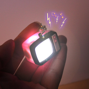 Llavero colgante vintage divertido de terror con forma de mini TV, que simula una carcasa de TV de juguete, regalo de Halloween - Product Image 1