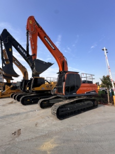 Chargeuse sur pneus Doosan DX300LC modèle 2022, équipement de construction lourd, capacité de charge nominale de 30 tonnes, couleur orange, moteur monté sur chenilles - Product Image 5