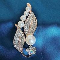 Broche en alliage avec perle d'eau douce et strass en cristal, haut de gamme, de niche, style baroque rétro élégant, épingle de corsage, accessoires de bijouterie, vente en gros