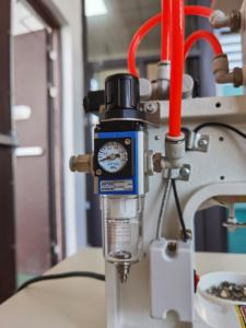 DS-2808 Máquina Automática Neumática de Tracción Directa para Colocar Ojales en Cortinas con Perforadora Infrarroja - Product Image 3