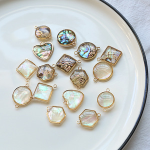 Ciondoli Connettori Naturali, Charm Rotondo Piatto in Madreperla e Conchiglia di Abalone - Product Image 4