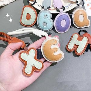 Porte-clés en cuir avec 26 lettres de l'alphabet pour femme, breloque de sac à main, cadeau pour sœur et amies - Product Image 3