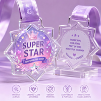 Médaille personnalisée en acrylique transparent écologique avec motif de dessin animé, plaque commémorative avec impression dorée et cordon, OEM ODM