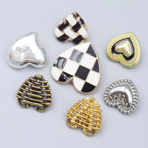 Bouton en métal de taille personnalisée Bouton à tige en alliage de zinc écologique <span class=keywords><strong>Boutons</strong></span> en forme de cœur en métal pour femmes de <span class=keywords><strong>haute</strong></span> <span class=keywords><strong>couture</strong></span> - Product Image 4