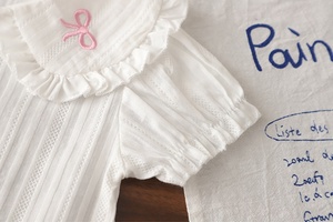 Ensemble deux pièces pour filles : Haut à col volanté brodé avec nœud mignon et short à bretelles imprimé pois avec nœud - Product Image 6