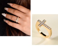 Bague en or 18 carats artisanale avec un design linéaire et un motif serti de diamants étincelants, une pièce élégante reflétant la sophistication
