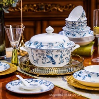Service de table en porcelaine fine de Jingdezhen, motif végétal bleu et blanc, compatible micro-ondes, comprenant bols, assiettes et baguettes, style chinois, pour usage domestique, idéal comme cadeau