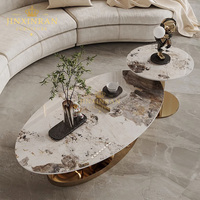 Table basse ovale de style nordique moderne de luxe avec structure en acier inoxydable doré et plateau en pierre frittée blanche pour salon