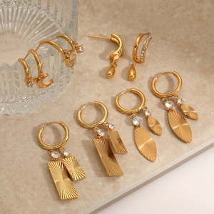 ต่างหูห่วงทองทรงเรขาคณิตพร้อมจี้คริสตัลดีไซน์แบบอสมมาตรสำหรับเครื่องประดับแฟชั่นงานปาร์ตี้ - Product Image 1