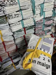 2025 gümrükleme stok fabrika toptan rahat t-shirt erkekler kadınlar için giyim rastgele teslimat karışık ambalaj markalı giyim - Product Image 3