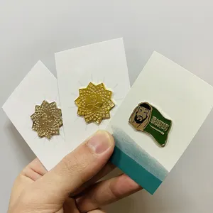 Alfileres de sombrero de diseño gratis, alfileres de botón personalizados de esmalte suave de Metal dorado pequeño, alfileres de solapa magnéticos de Arabia Saudita epoxi a granel con tarjeta de papel