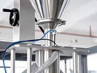 Machine d'emballage automatique complète pour poudre avec mélangeur et alimentateur à vis, machine verticale d'emballage de sacs pour épices et farine en poudre