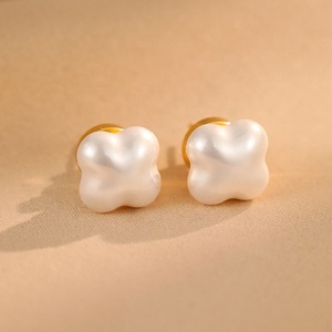 Boucles d'oreilles clous tendance en argent S925 plaqué or, motif fleur à quatre feuilles et perle, qualité supérieure et raffinée - Product Image 6