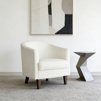 Fauteuil d'appoint moderne et minimaliste en velours blanc, avec accoudoirs incurvés et pieds coniques en bois massif, pour hôtel et usage domestique