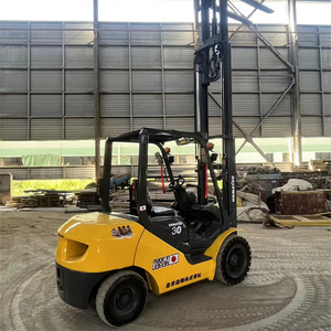 Chariot élévateur à contrepoids d'occasion Komatsu FD30 3 tonnes du Japon avec déplaceur latéral sur chenilles et hauteur de levage de 4,5 m pour l'empilage - Product Image 3
