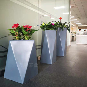 Pot de fleurs en fibre de verre irrégulier moderne pour décoration intérieure de centre commercial ou de bureau - Product Image 1