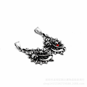 Collar con colgante de calavera de acero y titanio y piedra roja estilo gótico para hombres y mujeres de Yunnique - Product Image 4