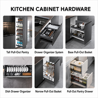 En promotion : Meuble de cuisine haut de gamme taupe, quincaillerie laiton style Shaker, îlot de cuisine avec crédence en marbre blanc pour hôtel