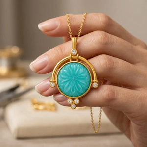 Collar de Moda con Colgante Floral Tallado en Jade Aqua y Pequeños Detalles de Circonita Cúbica, Cadena de Latón Sólido Chapada en Oro de 18k para Mujer - Product Image 6