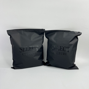 Sac ziplock noir personnalisé avec logo noir brillant, pochette zippée en plastique noir mat pour l'emballage de vêtements - Product Image 6