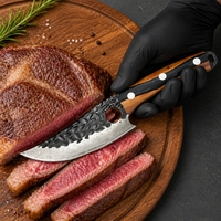 Couteau de chef serbe à lame fixe en acier Damas martelé avec trou de préhension et manche en bois d'ambre pour la cuisine professionnelle