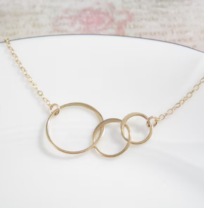 Collier en or avec trois cercles d'éternité Collier à trois cercles en or avec anneaux entrelacés Cadeau pour soeur meilleure amie - Product Image 3