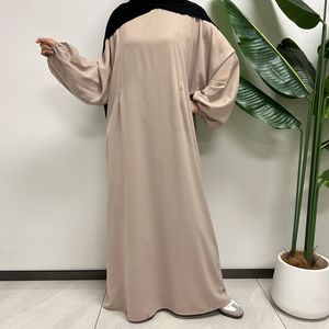 Abaya Nida Modesta con Cremalleras para Lactancia, Elegante Ropa Islámica para Mujeres Musulmanas, Venta al por Mayor en Dubái para Mamás, Abaya Lisa - Product Image 1