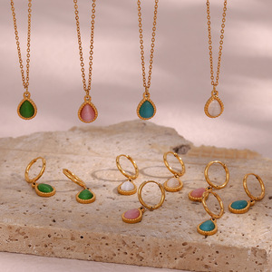 Ensemble de bijoux élégants en acier inoxydable plaqué or avec pendentif en cristal œil de chat et boucles d'oreilles - Product Image 2