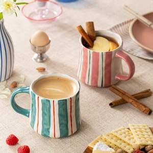 Mug à café en porcelaine à rayures rouges et vertes vibrantes, 12 oz, design alterné, sans plomb, sans cadmium, moderne, réutilisable, compatible micro-ondes - Product Image 6