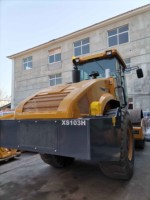 Compacteur à rouleaux vibrants à tambour unique de 10 tonnes en stock pour la compactation des sols de construction