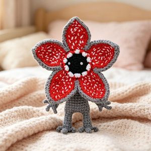 Adorno de estambre rojo tejido con hilo de punto y colgante de muñeca de flor carnívora gris tejida a mano a ganchillo - Product Image 5