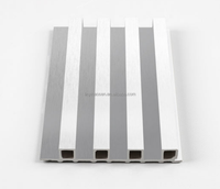 Panneaux muraux en plastique et bois, panneaux préfabriqués en WPC avec surface décorative en bois, épaisseur 24 mm, design moderne pour utilisation hôtelière