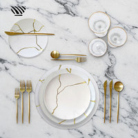Ensemble luxueux d'assiettes en porcelaine Design craquelé doré inspiré de Kintsugi pour des paysages de table de mariage élégants
