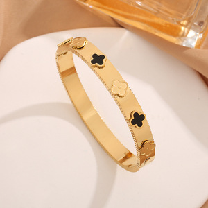 Nueva Pulsera de Acero de Titanio Chapada en Oro para Mujer, Brazaletes de Moda Versátiles e Incoloros, Joyería de Pulsera de Oro de 18K - Product Image 3
