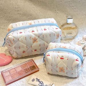 Pochette de maquillage matelassée en coton écologique et recyclable, personnalisée avec imprimé ours pour femme, pour rangement et organisation, avec fermeture éclair - Product Image 1