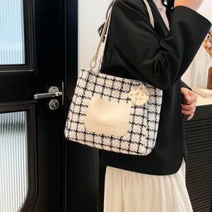 Nouveaux sacs fourre-tout pour femme 2025, grande capacité, noir et blanc, en PU, fermeture éclair, confortables, sacs à main sous le bras, doublure en polyester - Product Image 2