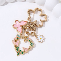 Gantungan Kunci Enamel Berbentuk Hati Kupu-kupu Bunga Cantik Modis, Gantungan Kunci Alami Musim Semi Serangga Tanaman yang Indah untuk Anak Perempuan, Hadiah yang Bagus