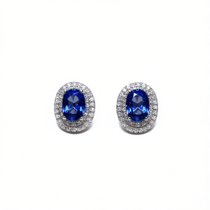 Orecchini a perno ovali E1925 blu zaffiro con diamanti taglio brillante rotondo incastonati a griffe, gioielli classici da donna - Product Image 1