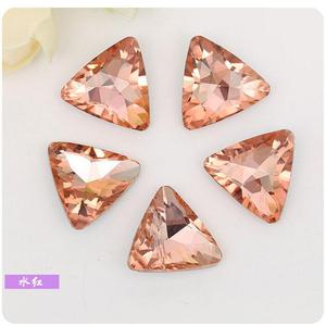 Strass triangulaires 18 mm en cristal transparent pour accessoires de bijoux DIY, décorations artistiques et objets de collection - Product Image 3
