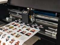 Pemotong Label Anycut ZKSVD370PRO Kecepatan Tinggi 1600mm/s, Dual Head, Sistem Hisap, Pengumpanan Otomatis, Stiker Perekat Profesional
