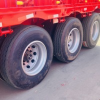 Semi-remorque en acier robuste avec côtés grillagés et porte-rampe pour le transport d'équipements