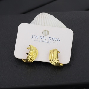Pendientes Huggie Chapados en Oro de 24K al por Mayor de Fábrica JXX, Accesorios Geométricos de Moda para Mujer Hechos de Latón para Regalos - Product Image 5