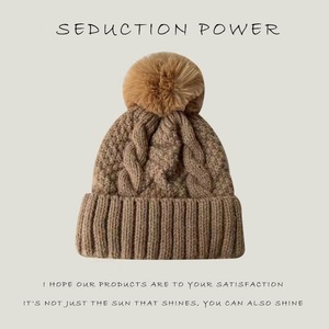 Vente en gros de bonnets tricotés d'hiver pour femmes, <span class=keywords><strong>bonnet</strong></span> à <span class=keywords><strong>pompon</strong></span> en fausse fourrure, <span class=keywords><strong>bonnet</strong></span> à la mode <span class=keywords><strong>blanc</strong></span> noir, tissu en coton chaud avec logo personnalisé - Product Image 6